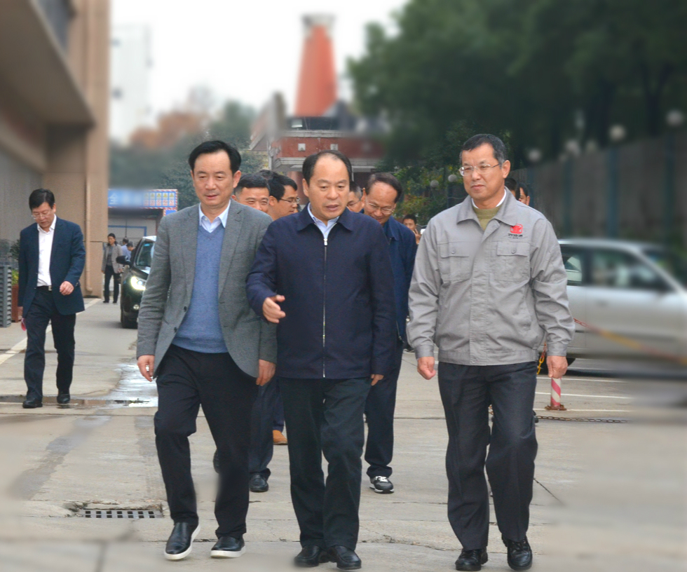 江西省工信廳黨組書(shū)記、廳長(zhǎng)楊貴平調(diào)研參觀四特酒公司